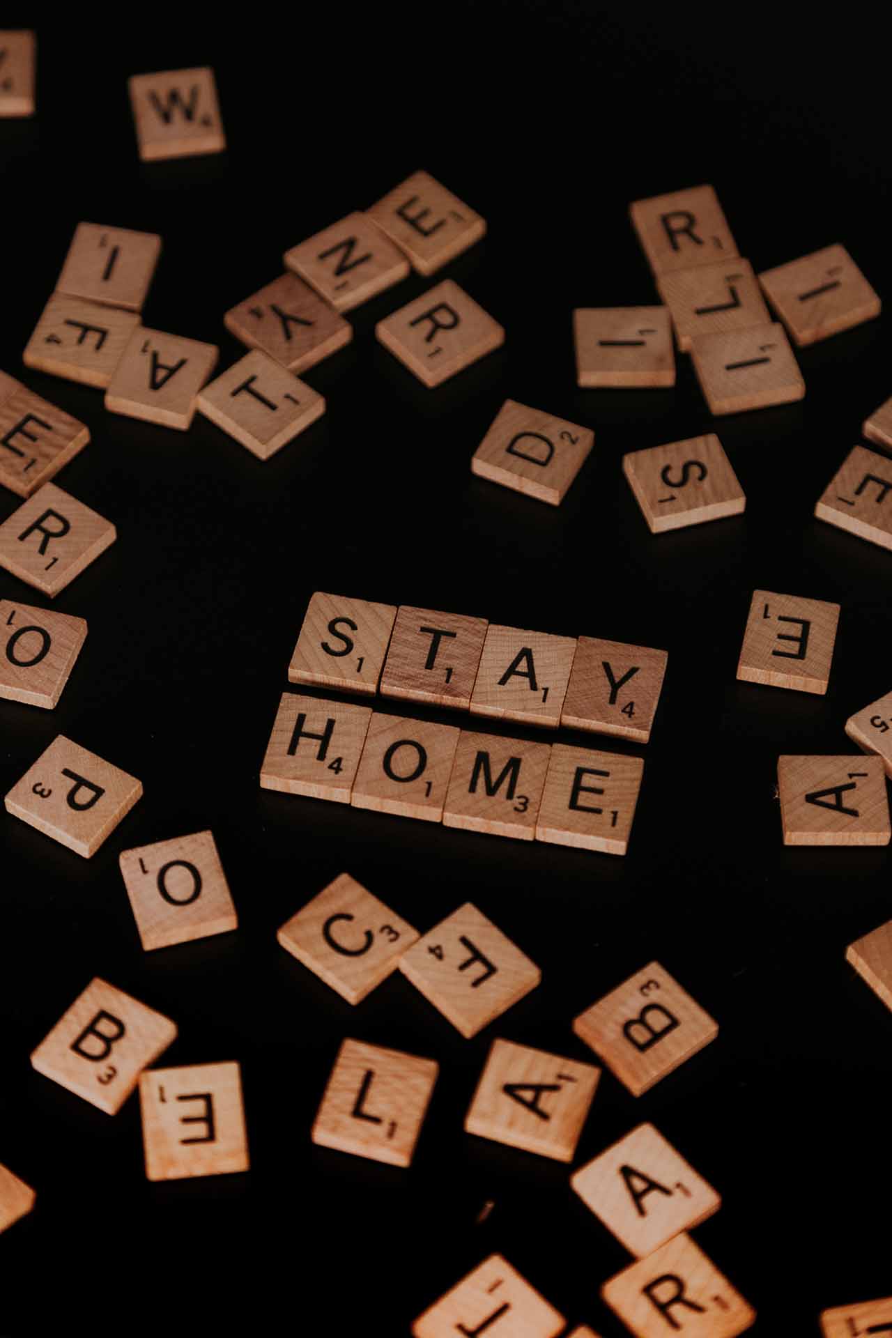 Fichas de Scrabble que dicen Stay Home (en referencia al covid)